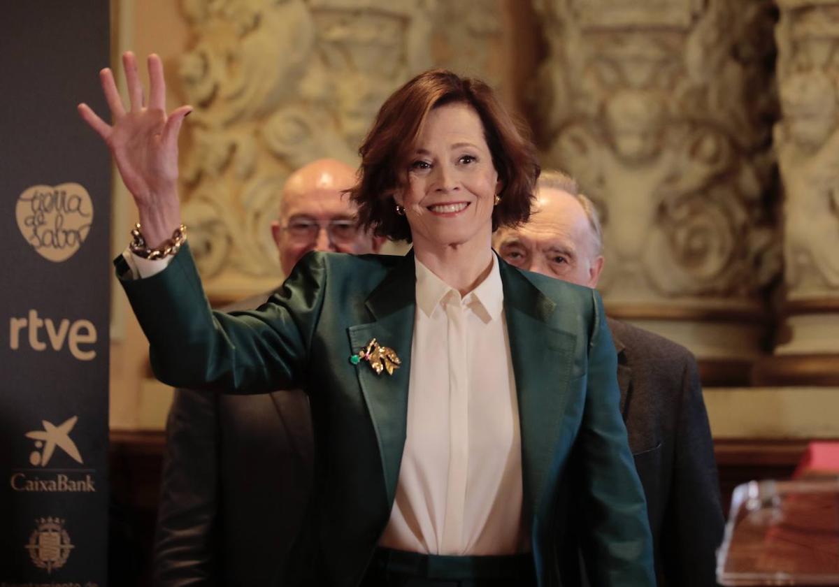 Sigourney Weaver en el salón de recepciones del Ayuntamiento de Valladolid, este viernes.