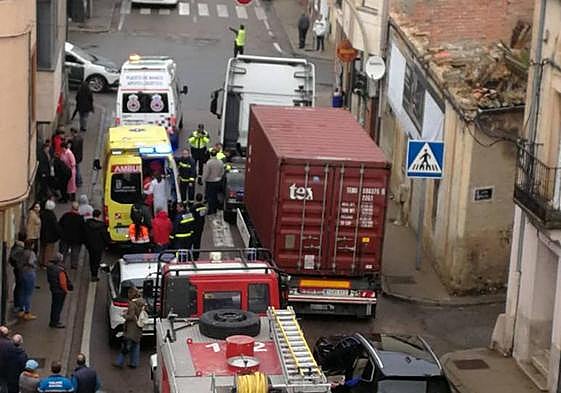 Personal de emergencias asiste a la mujer herida por atropello en la travesía de Cantalejo.