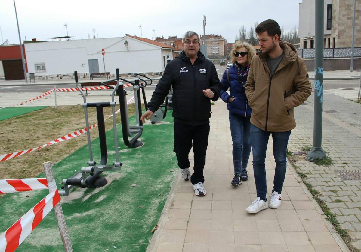 Álvaro Bilbao y Rosario García, durante su visita al barrio del Ave María.