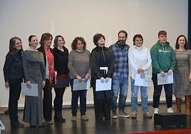 Alumnos premiados y profesores, en la entrega de los premios.