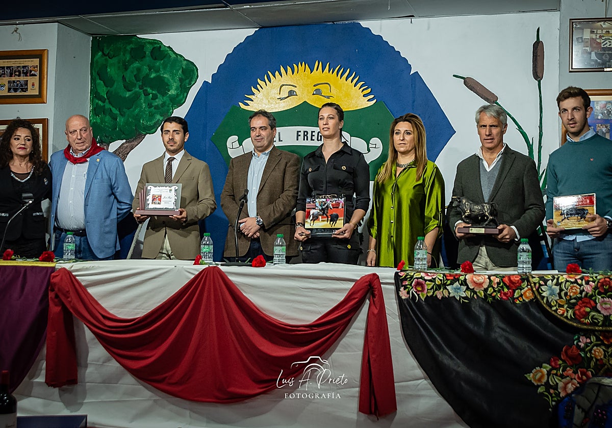 Autoridades junto a los galardonados.