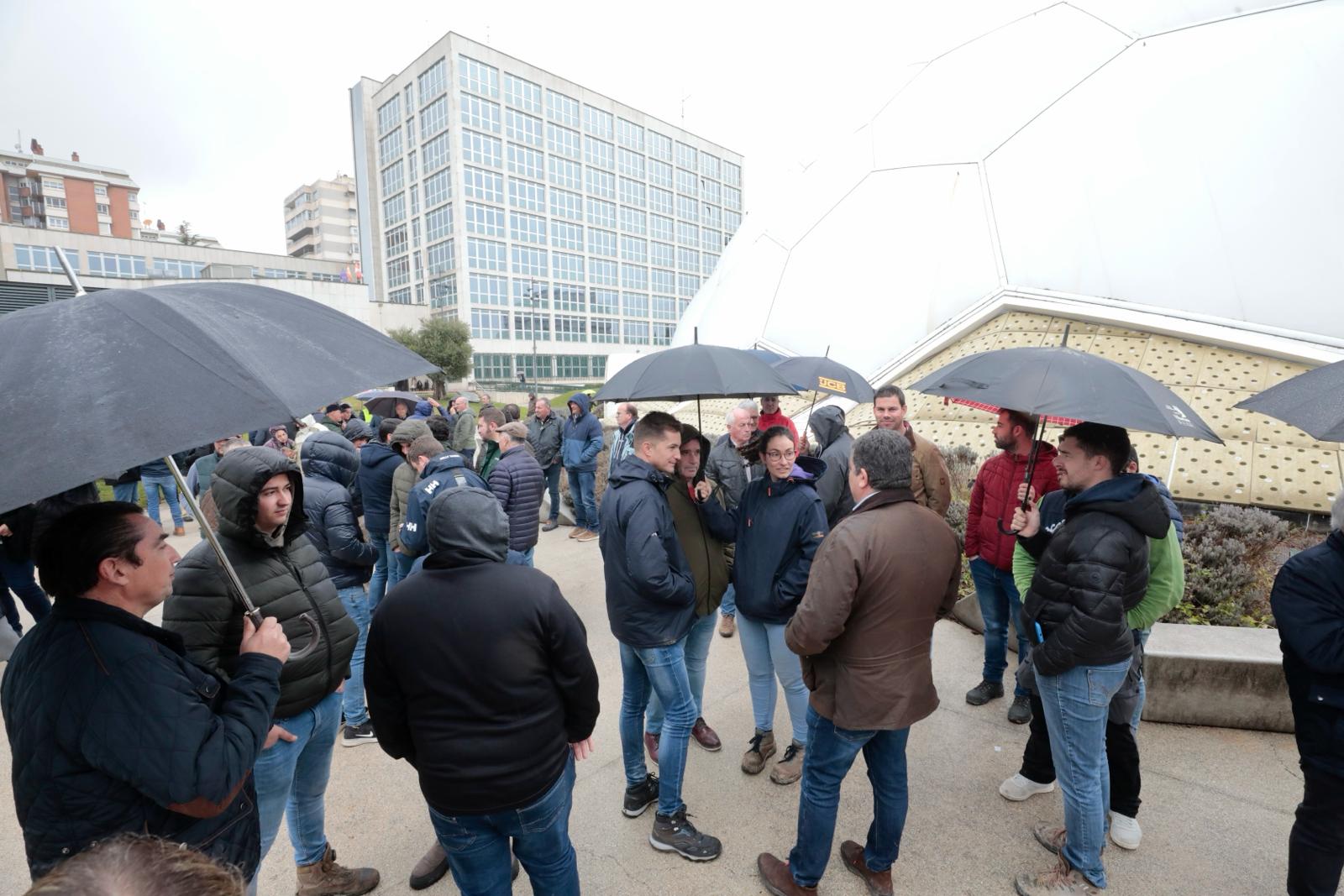 Un amplio dispositivo policial controla este viernes la llegada en coche de los agricultores a Valladolid.