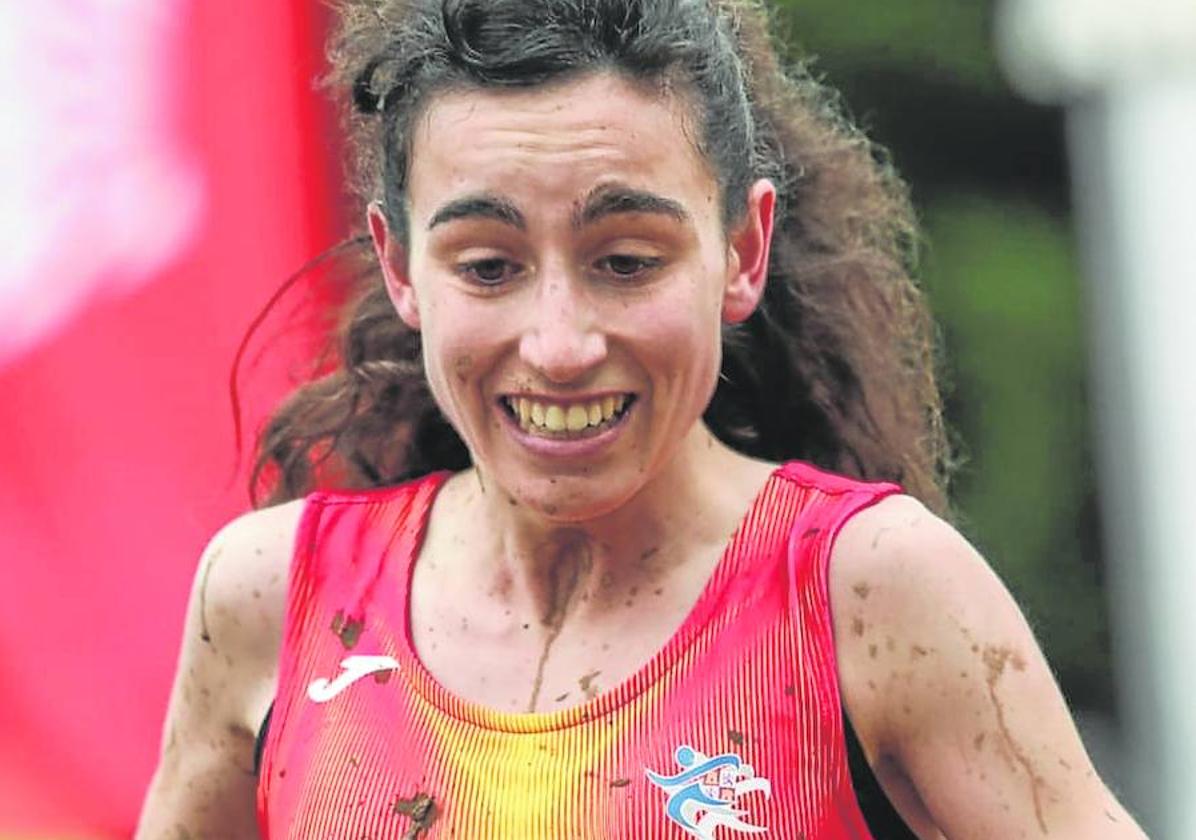 Claudia Corral, en una competición de cross con la selección de Castilla y León.