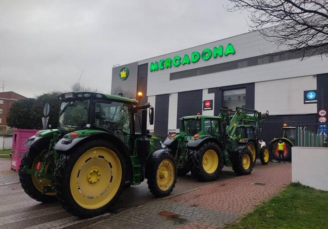 Tractores acceden al Mercadona de Cuéllar.