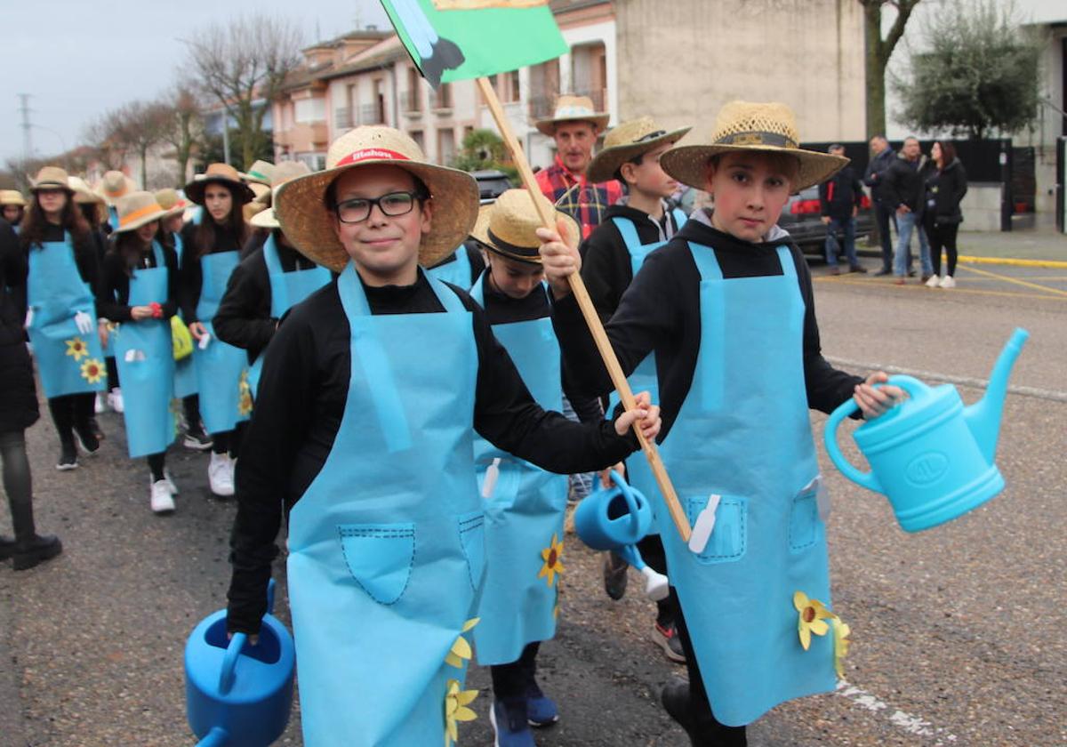 Alumnos del Santa Clara, vestidos de horticultores, durante el desfile.