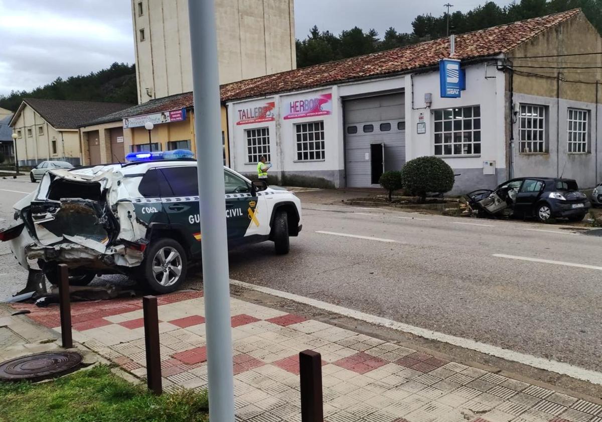 Los dos vehículos de la Guardia Civil, uno rotulado y otro camuflado, después del choque.