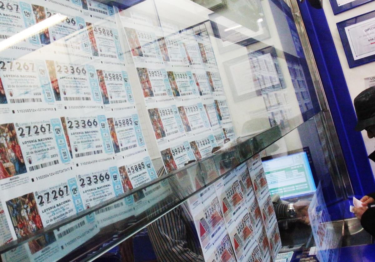 Venta de décimos de lotería en una administración de Valladolid.