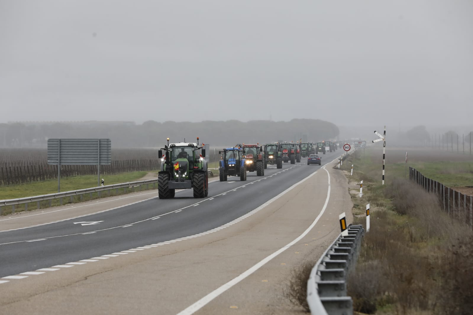 Los tractores, esta mañana, en la N-122.