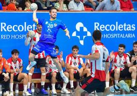 Miguel Camino, en una acción del choque ante el Fertiberia Sagunto, en la primera vuelta en Huerta del Rey.