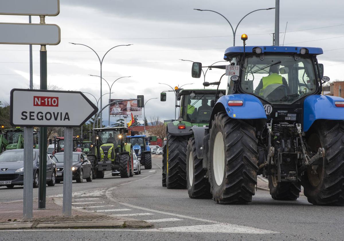 La tractorada del viernes por Segovia, en imágenes