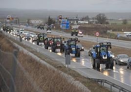 Varios tractores causan retenciones en la autovía A-601, que conecta Segovia con Valladolid, este viernes por la tarde.