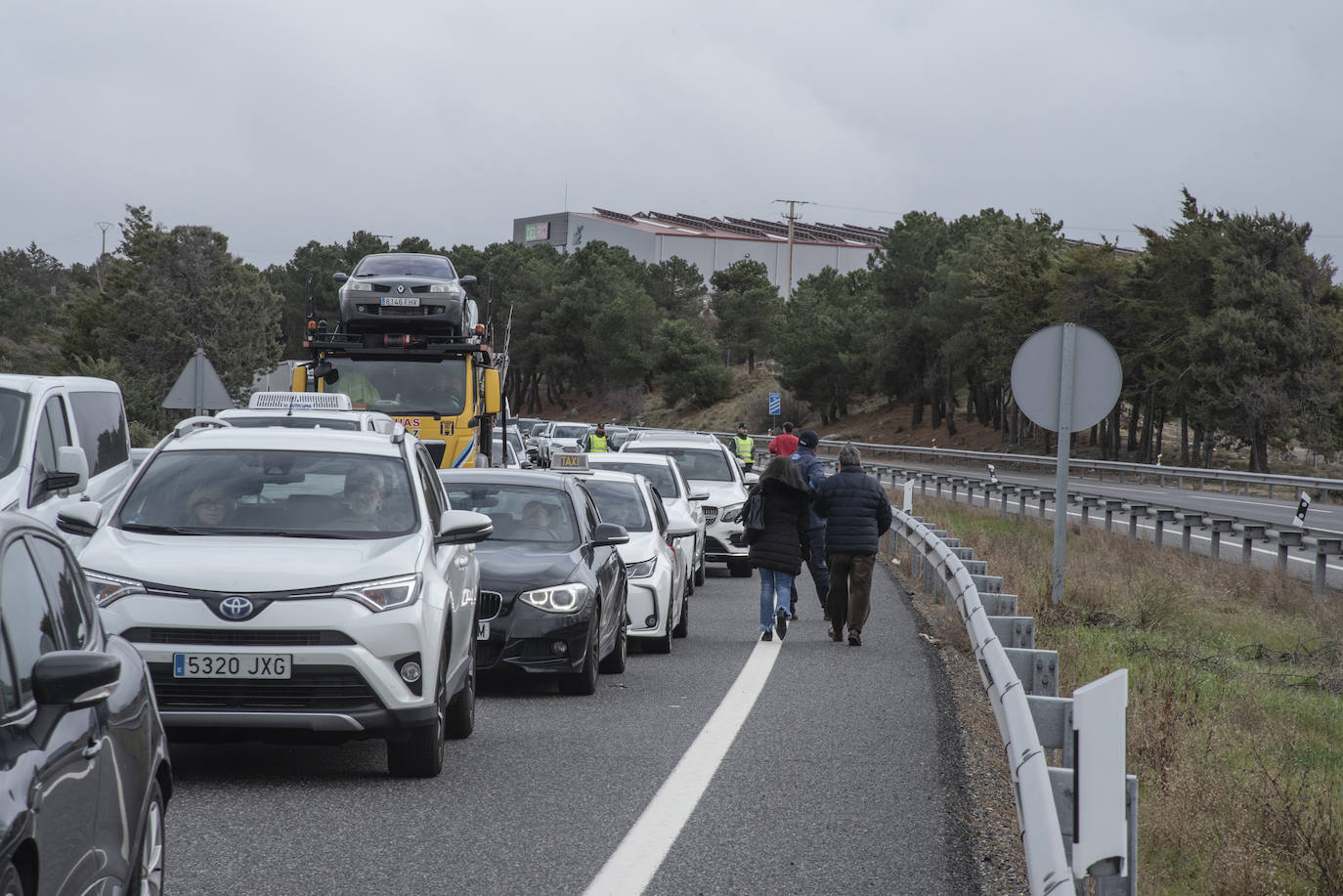 El corte de la AP-6 en Villacastín, en imágenes