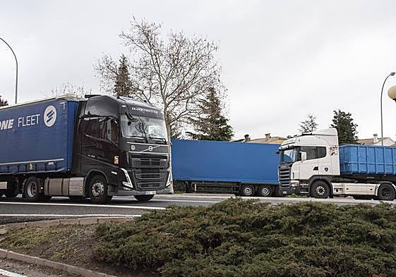 Camiones aparcados este sábado en un pueblo segoviano.
