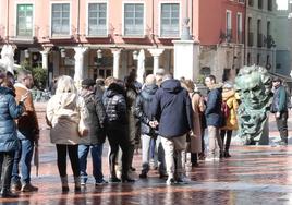 Cola para hacerse una foto con la estatua de Goya en la Plaza Mayor.