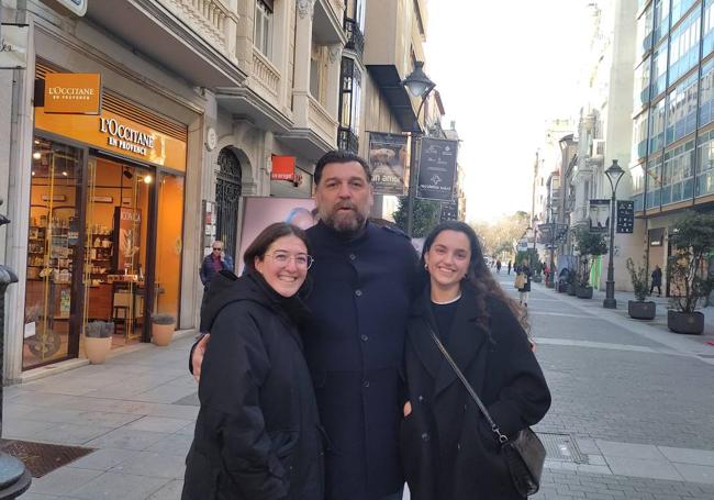 El actor Hovik Keuchkerian con dos fans en la calle Santiago.