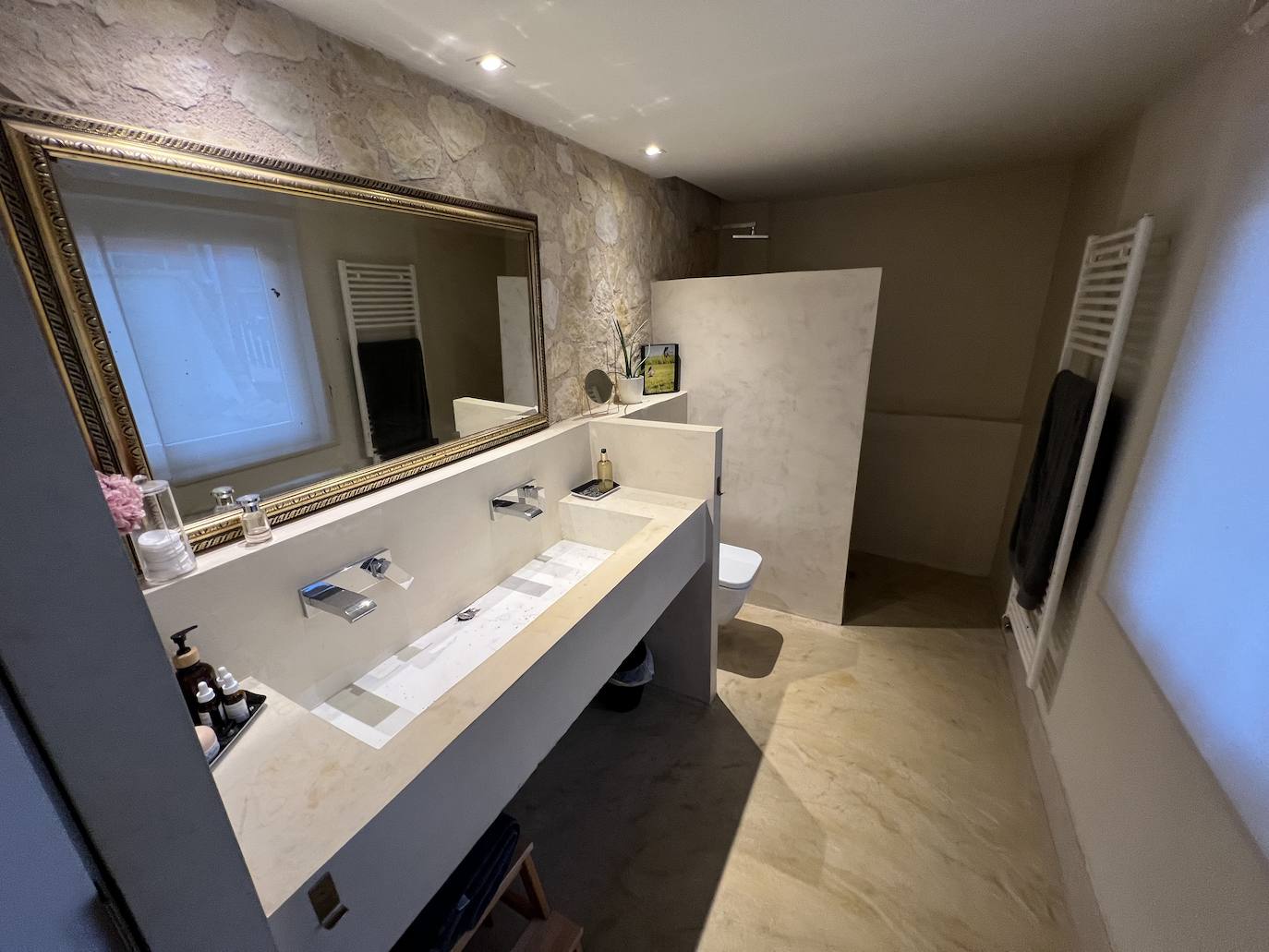 Las imágenes de una casa de pueblo rehabilitada con criterios sostenibles