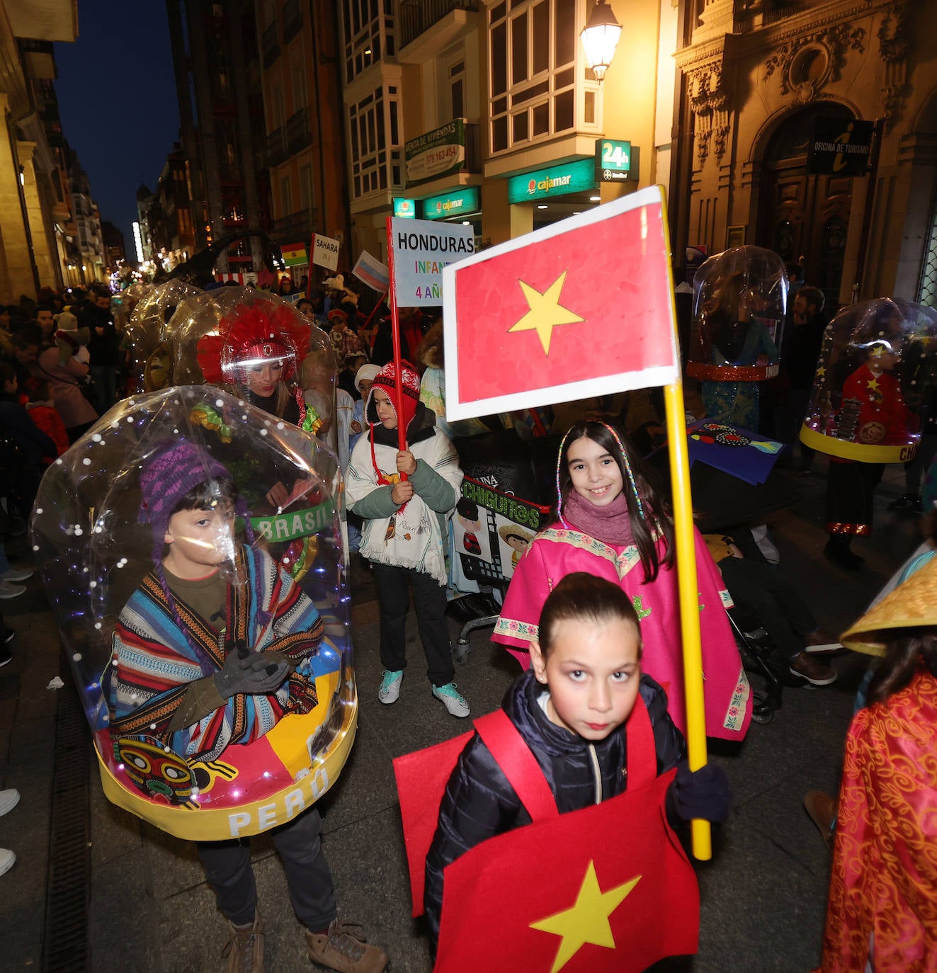 Palencia vive un ingenioso y multitudinario Carnaval