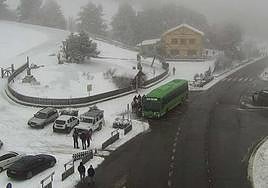 Estado de las carretera SG-615, de acceso al Puerto de Cotos, esta mañana.