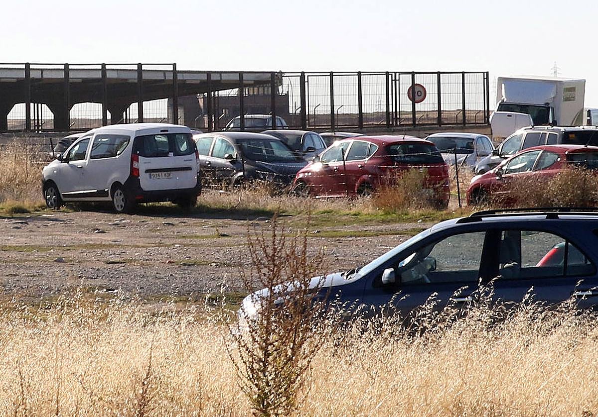 Terrenos próximos a la estación del AVE en los que se prevé construir el aparcamiento provisional.