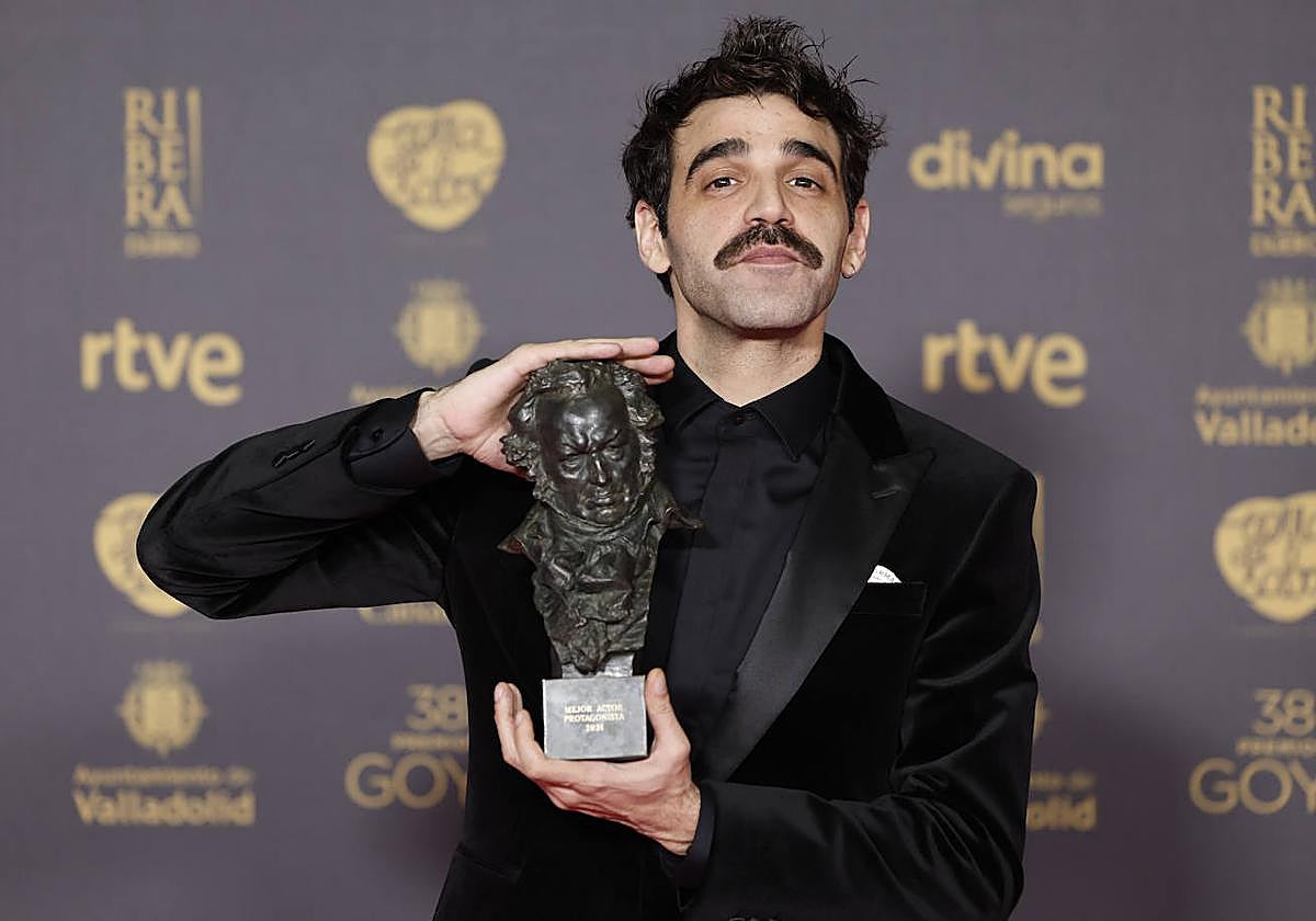 David Verdaguer posa con su Goya.