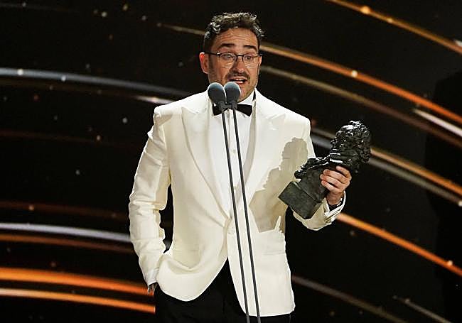 J. A. Bayona recibe uno de los doce Goyas por 'La sociedad de la nieve'.