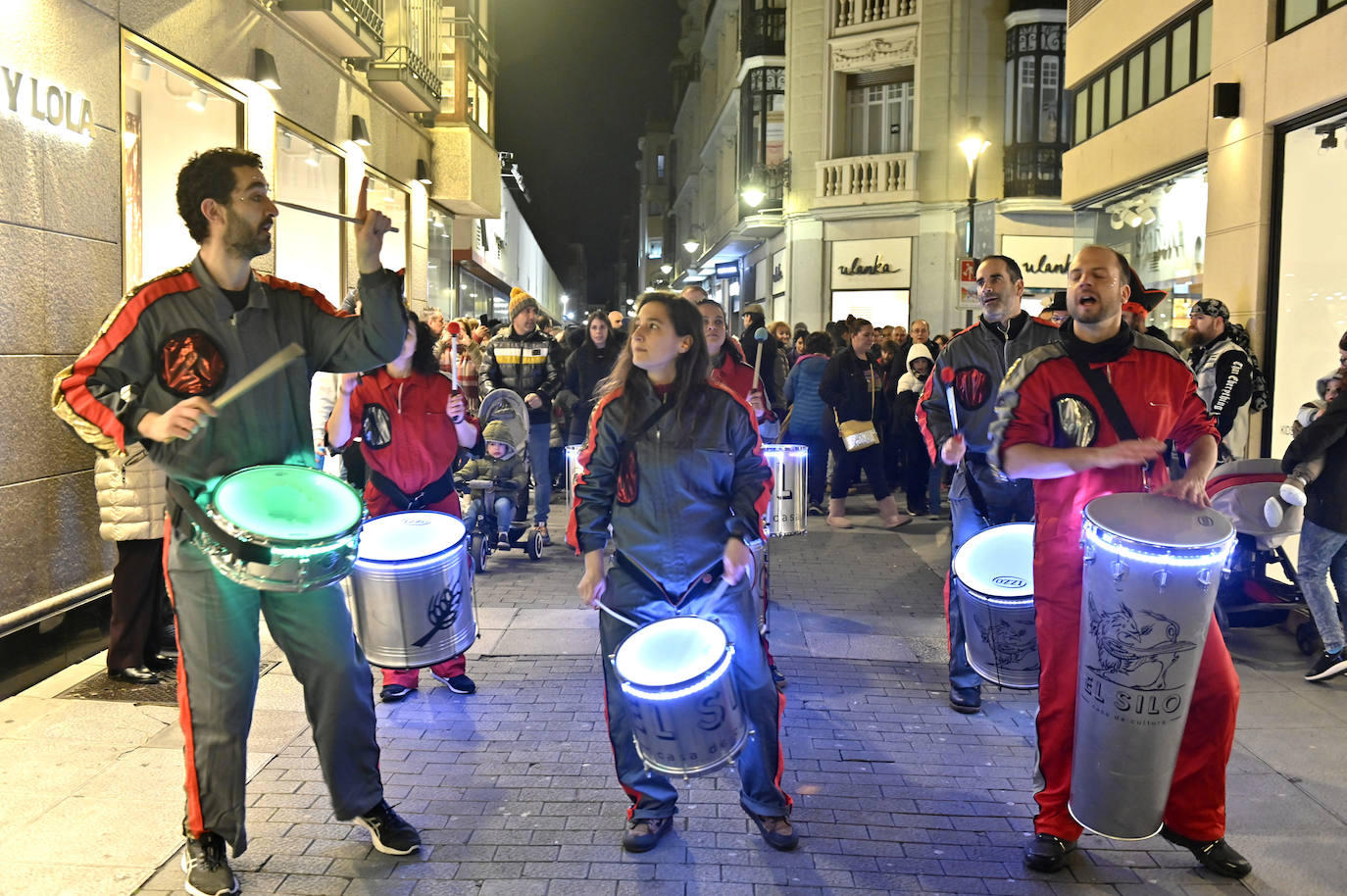 Batucadas de Carnaval en la calle Regalado y la calle Santiago.