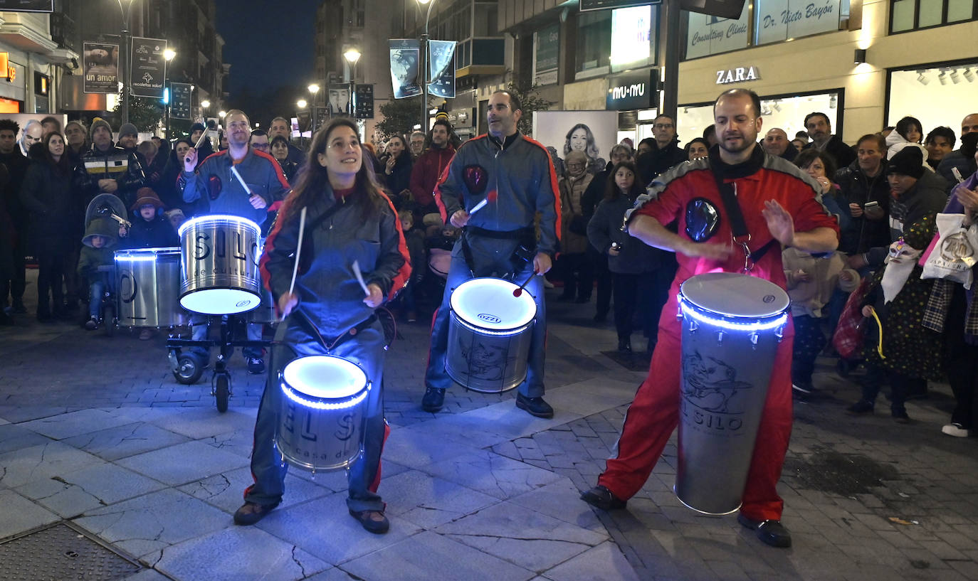 Batucadas de Carnaval en la calle Regalado y la calle Santiago.