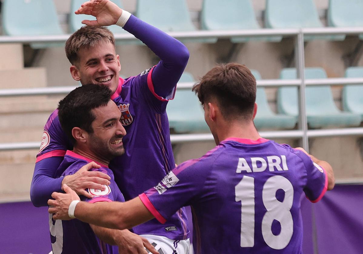 El Palencia CF celebra el único gol del partido, en propia puerta de la Ponferradina.