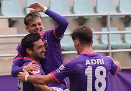 El Palencia CF celebra el único gol del partido, en propia puerta de la Ponferradina.