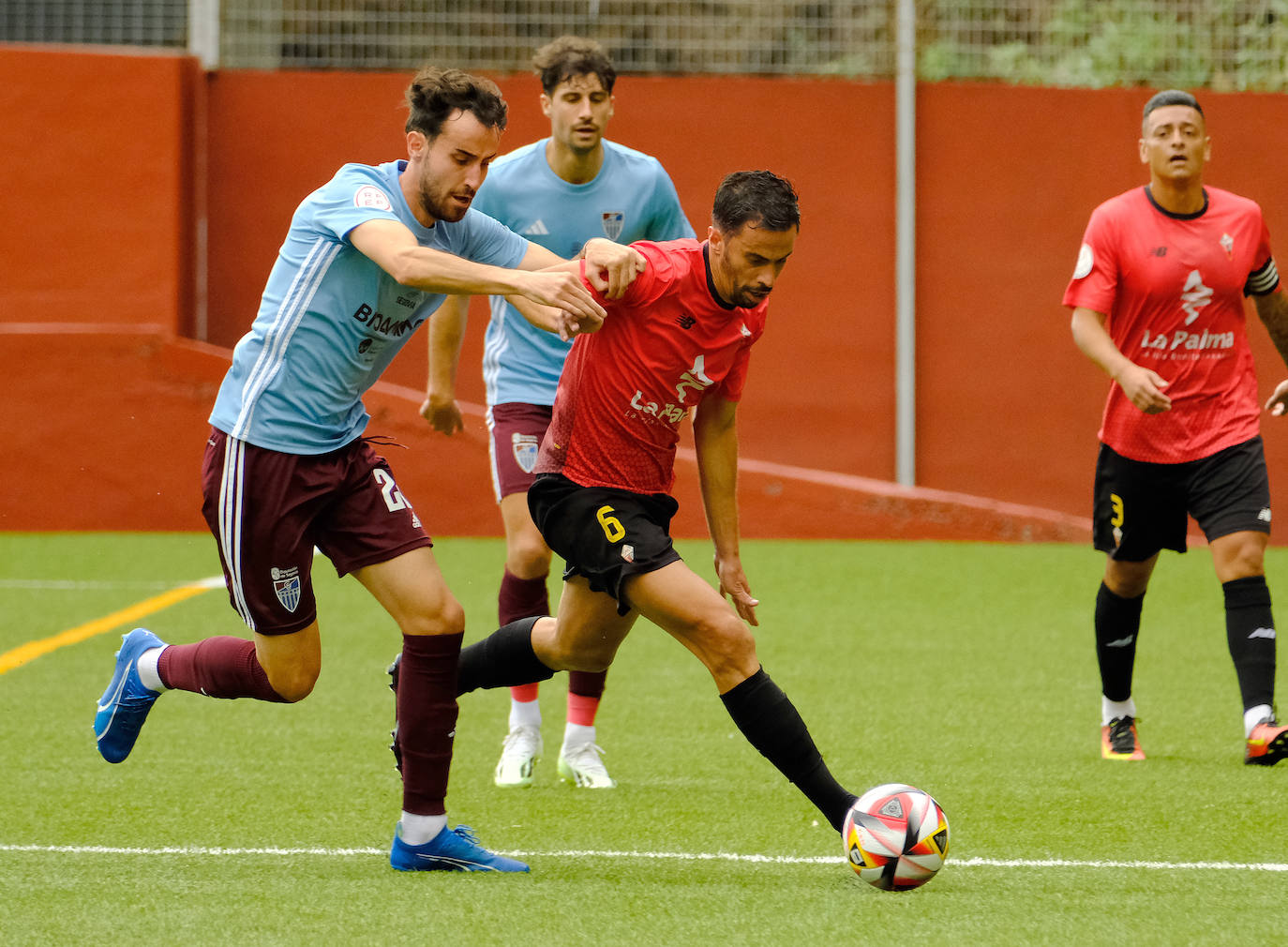 Juan de la Mata persigue a un jugador del Mensajero.