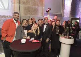 El equipo de 'La sociedad de la nieve' celebra su noche exitosa en los Goya en un local de Valladolid.