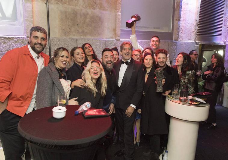 El equipo de 'La sociedad de la nieve' celebra su noche exitosa en los Goya en un local de Valladolid.