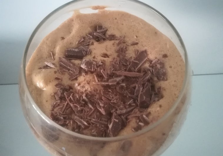 Mousse de café con virutas de chocolate