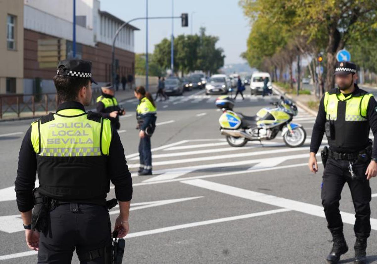 Policía locales de tráfico regulando el paso en Valladolid.