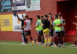 Jugadores de la Segoviana celebran el tanto de Hugo Díaz.