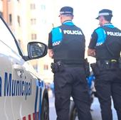 Un joven rompe el labio y las gafas a dos policías tras una multitudinaria pelea