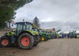 Vehículos y trabajadores agrarios de Cuéllar en una de las tractoradas de la semana pasada.