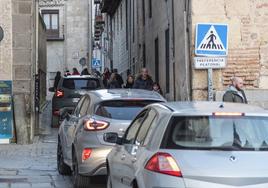 Tráfico de vehículos por una calle del casco histórico de Segovia.