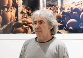 Javier Ayarza, ante una de sus fotografías con vasijas abandonadas en el interior de un alfar.