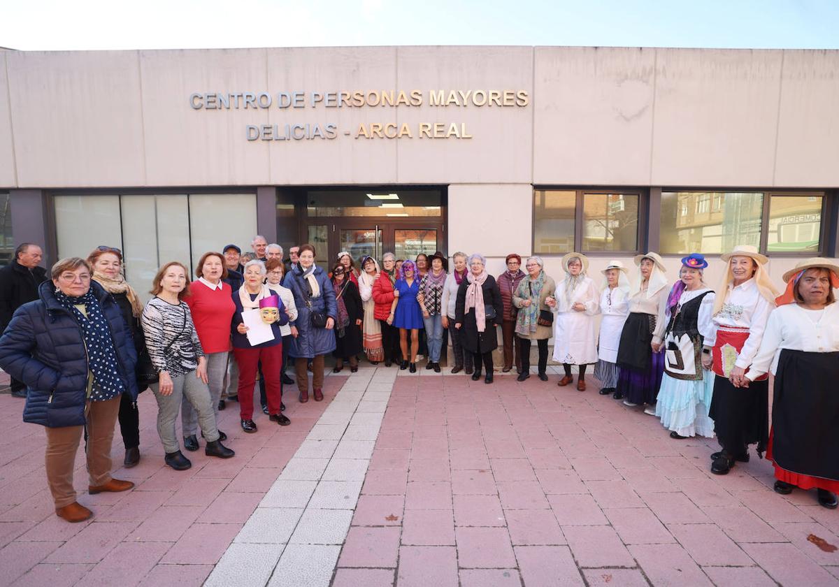 Los vecinos reivindican más espacio en el Centro de Mayores de Delicias.