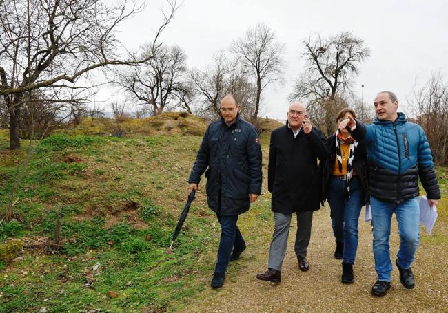 El alcalde, Jesús Julio Carnero, visita la zona de El Tomillo con el concejal García Pellitero y los técnicos municipales de Jardines.