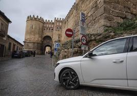 Un coche llega a las inmediaciones del arco del Socorro, futuro punto de acceso a la ZBE de Segovia.