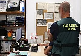 Dos agentes de la Guardia Civil investigan un delito.