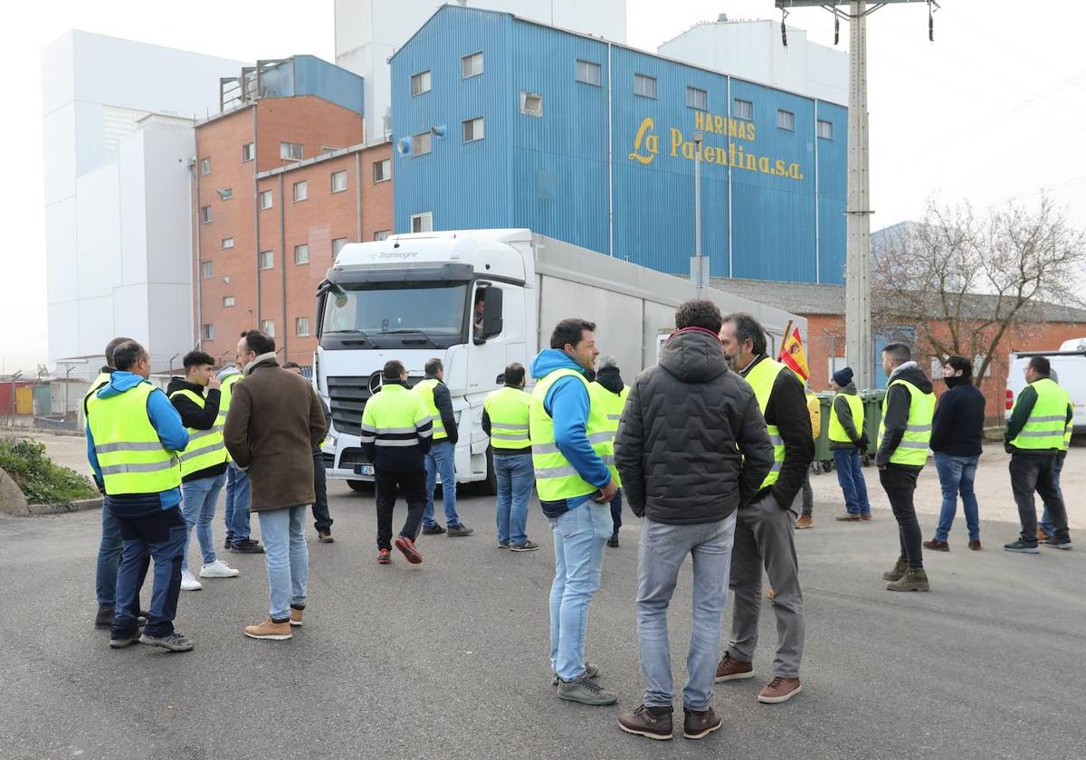 Protesta de agricultores ante la fábrica de harinas La Palentina.