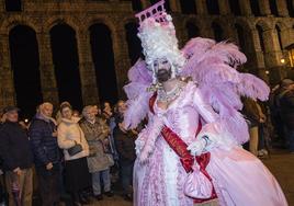 Uno de los majos del Carnaval de Segovia desfila ante el Acueducto en el recorrido de las comparsas de este martes.