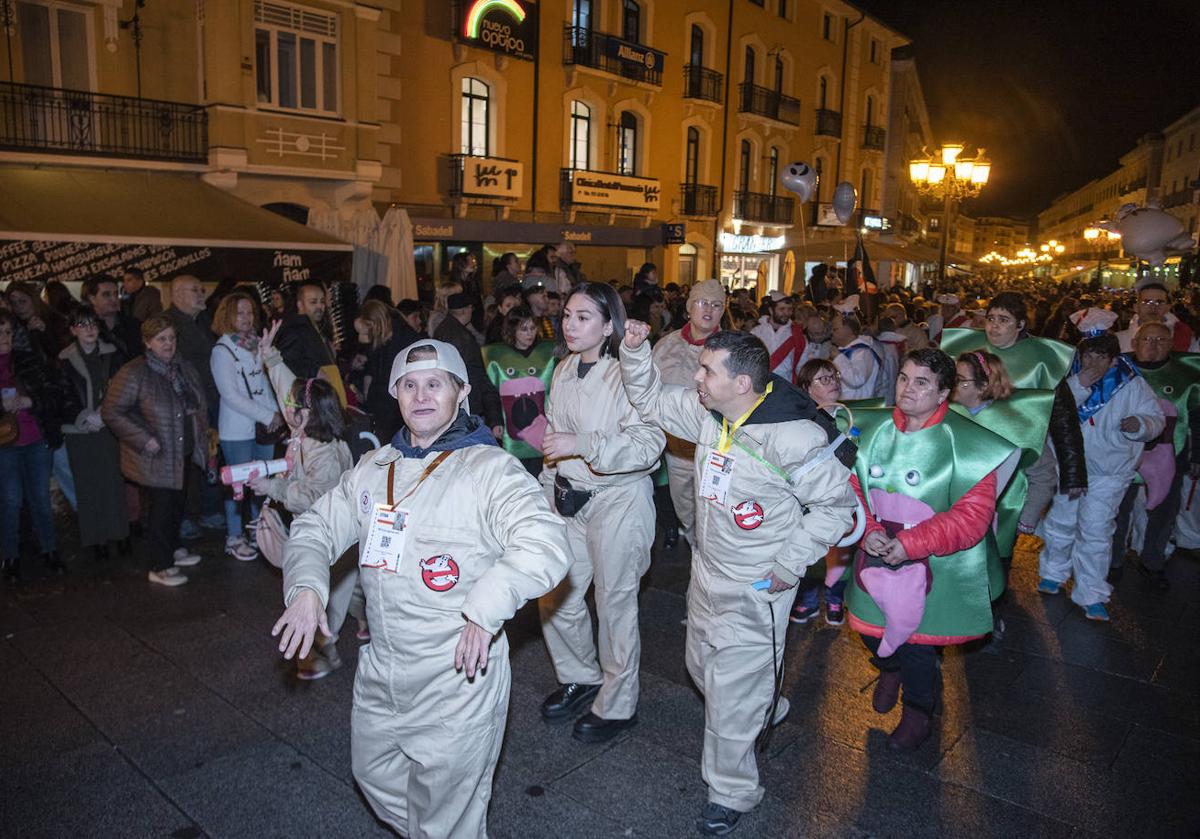 Imagen principal - Arriba, los chicos de Apadefim disfraz< ados de Cazafantasmas; abajo, los dulces de Villaplando Campando y los zancudos de Kull D'Sac. 