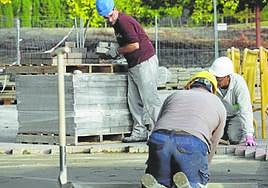 Varios obreros trabajan en una reparación en Valladolid.