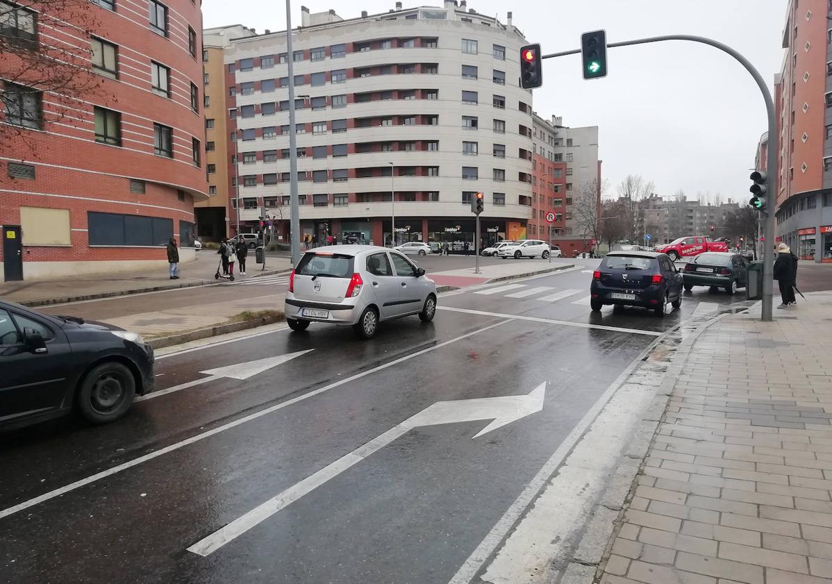 Imagen principal - Arriba, carriles de giro del cruce de Ciudad de la Habana. Debajo, los vehículos siniestrados en la colisión frontolateral.