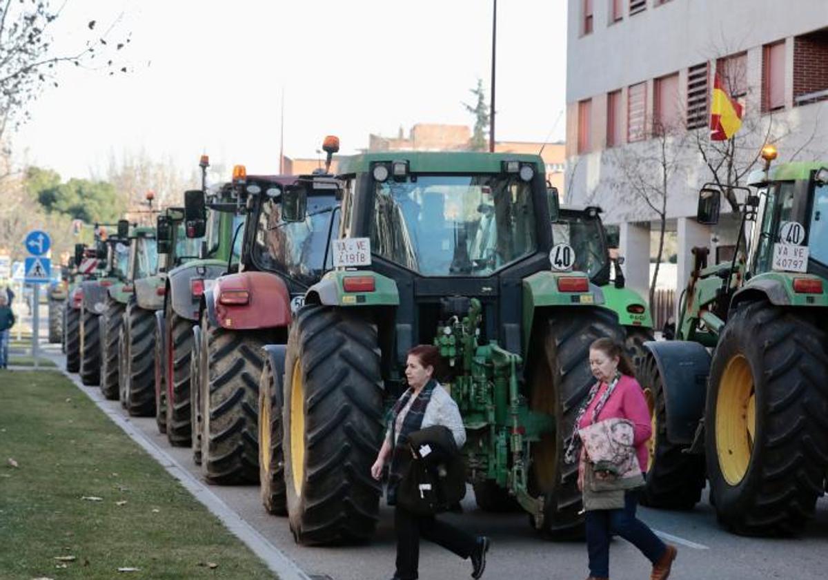 Cortes en las calles de Valladolid durante las tractoradas.