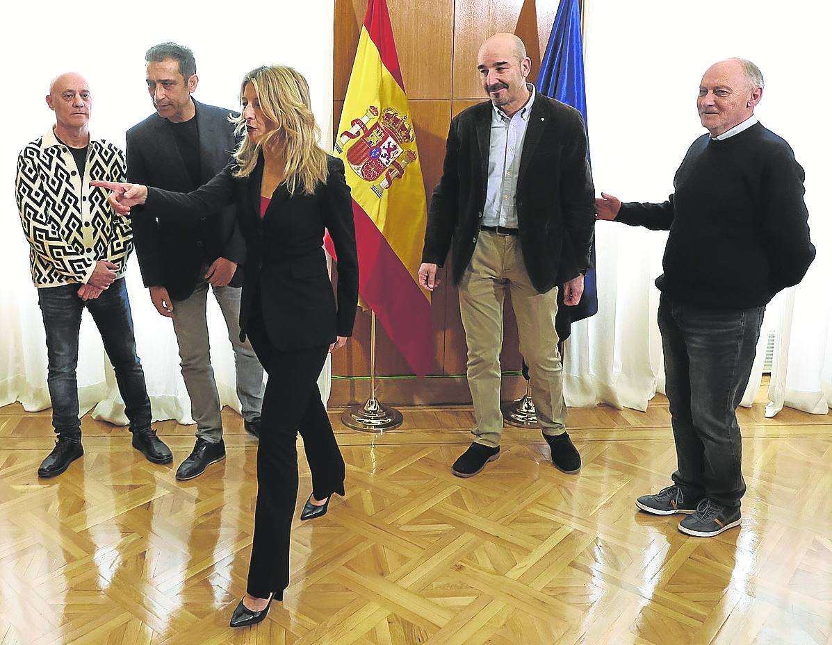 Yolanda Díaz, ministra de Trabajo, junto a los representantes de CC OO y UGT en una reciente reunión sobre la situación del Serla en Castilla y León.